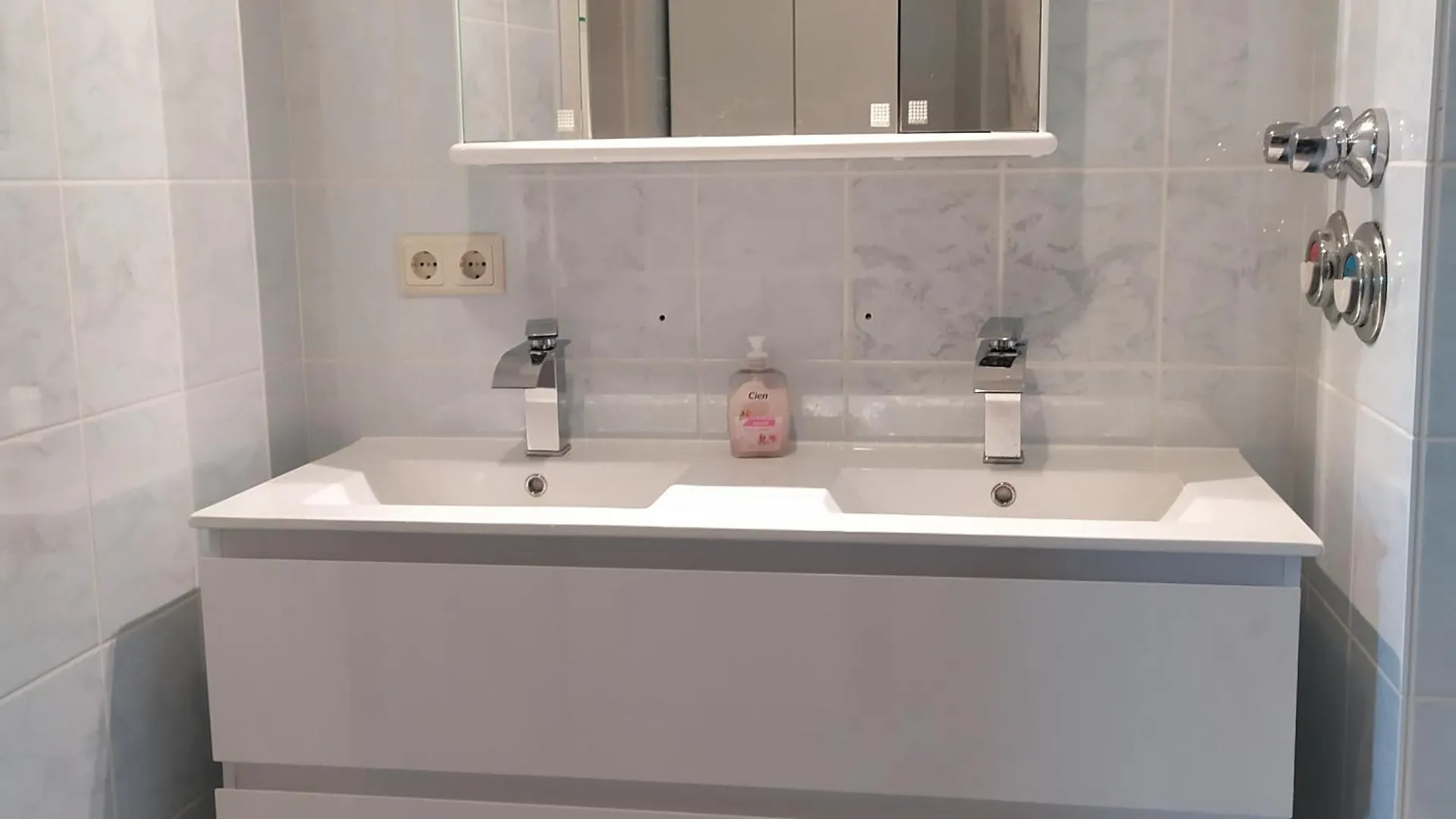 Quiet Peaceful 2Br Apartment With Parking In Kirchberg Luxemburgo 0*,